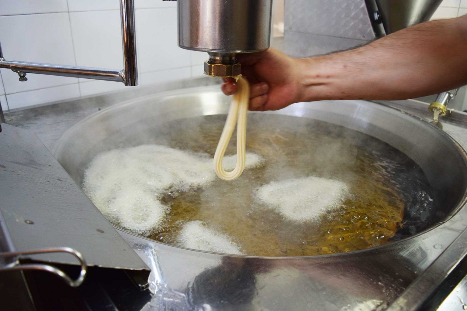 Elaboración artesanal de churros en Churrería Siglo XIX