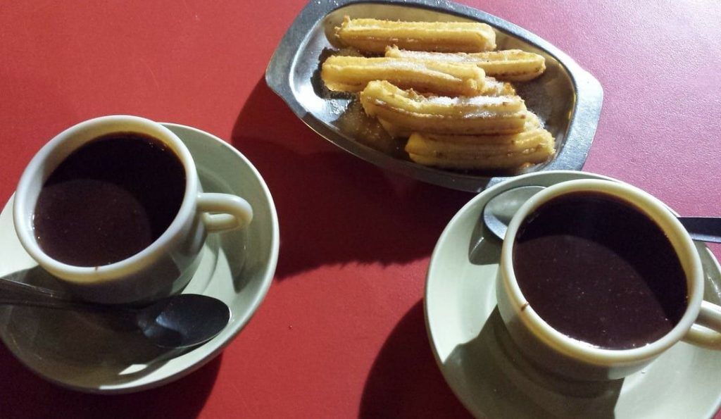 vasos de chocolate y churros
